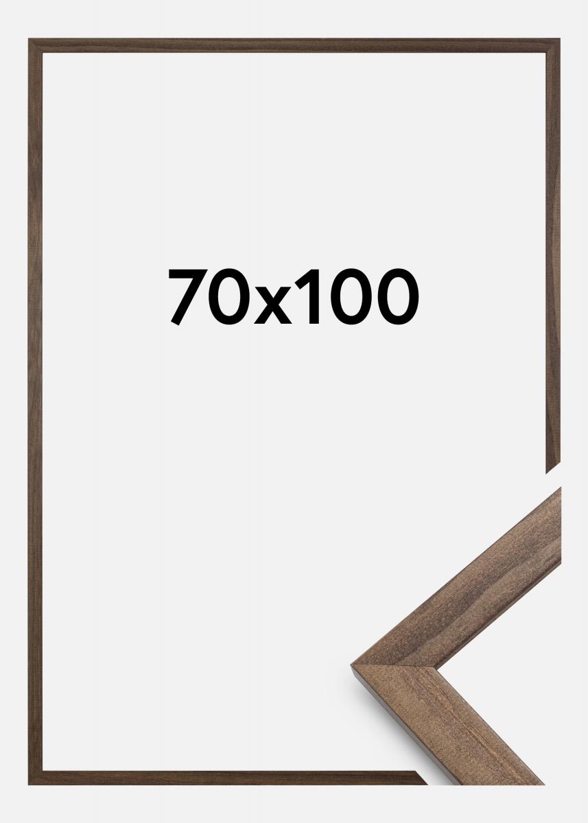 Stilren Valnöt är en bred tavelram i trä med plexiglas. Storlek 70x100 cm