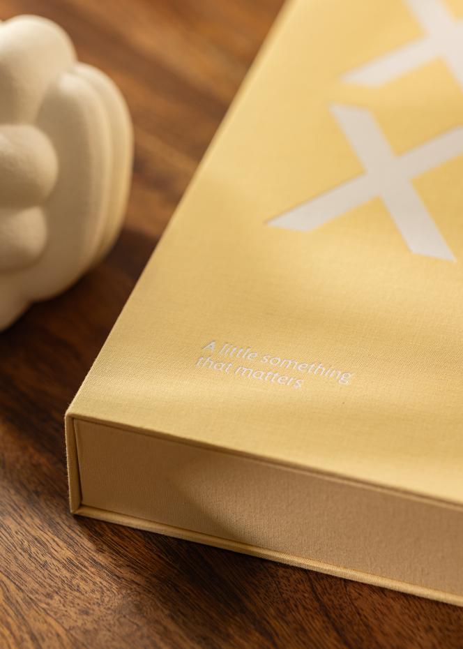 KAILA XOXO Yellow - Coffee Table Photo Album (60 Svarta Sidor / 30 Blad)
