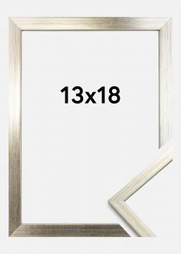 Edsbyn Silver är en tunn stilren silverram i trä perfekt till tavelväggen. Tillverkad i Sverige. Storlek 13x18 cm