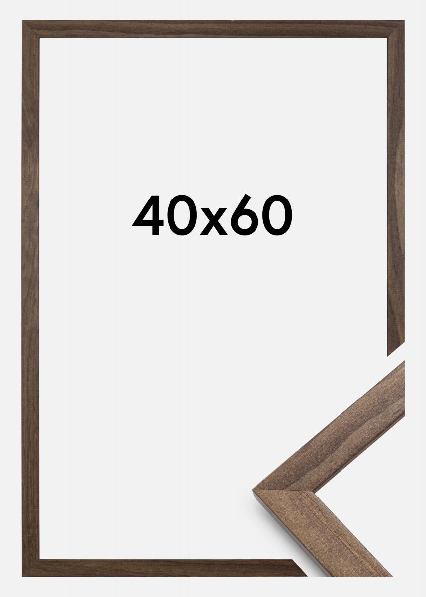 Stilren Valnöt är en bred tavelram i trä. Storlek 40x60 cm