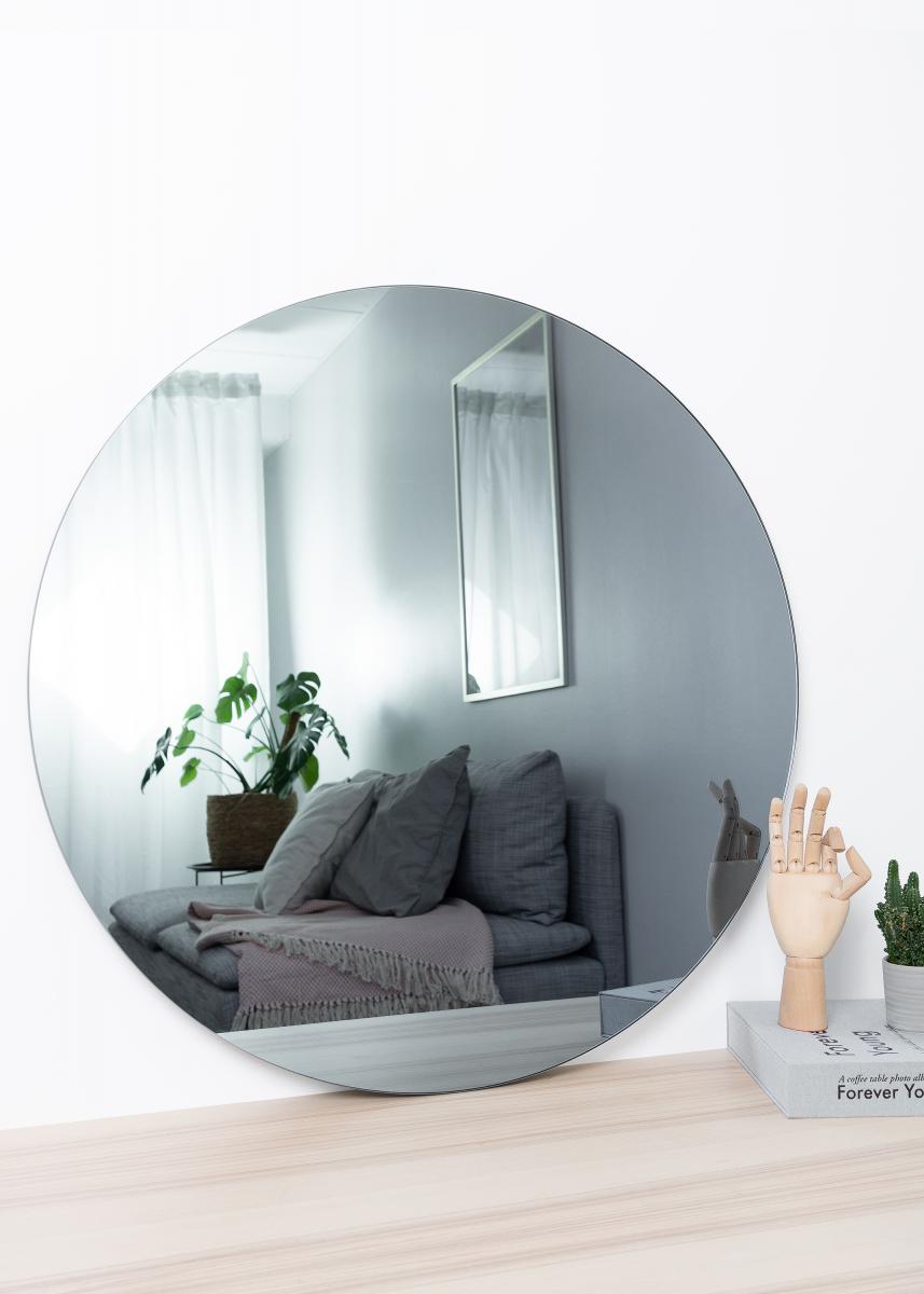 Inspiration Stor rund spegel med tonat grått spegelglas. Storlek 80 cm