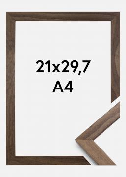 Stilren Valnöt är en bred tavelram i trä. Storlek 21x29,7 cm (A4)