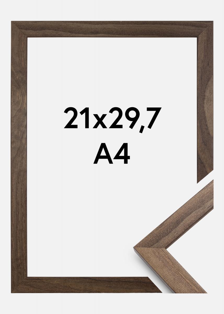 Stilren Valnöt är en bred tavelram i trä med plexiglas. Storlek 21x29,7 cm (A4)