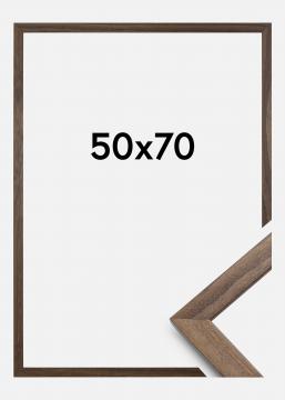 Stilren Valnöt är en bred tavelram i trä med plexiglas. Storlek 50x70 cm