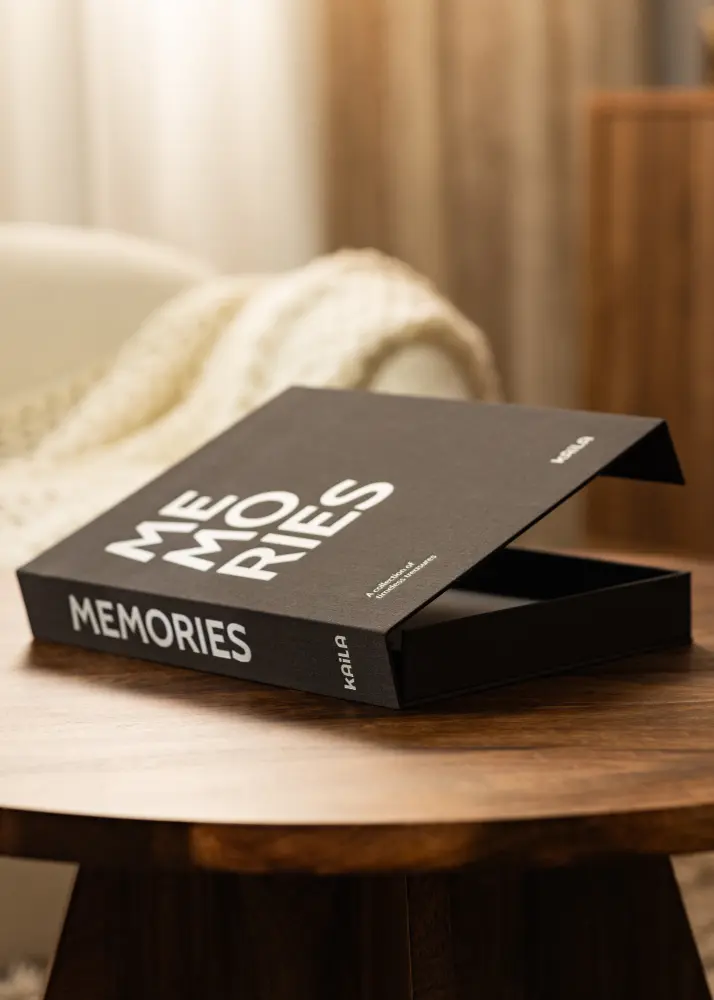 KAILA MEMORIES Black/White - Coffee Table Photo Album (60 Svarta Sidor)