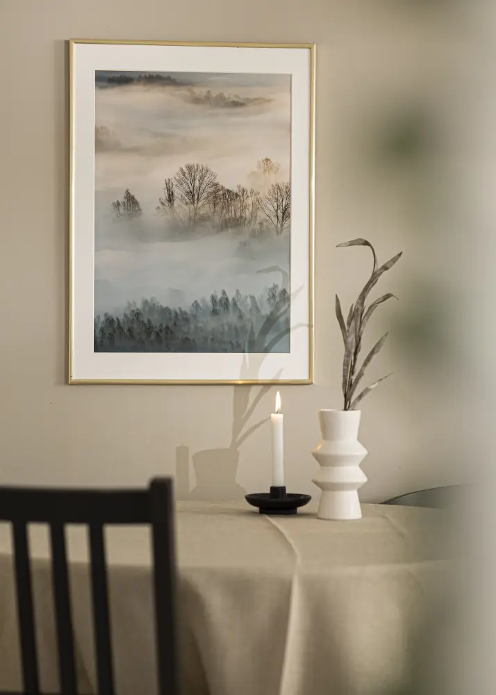 Närbild tavelvägg guldramar