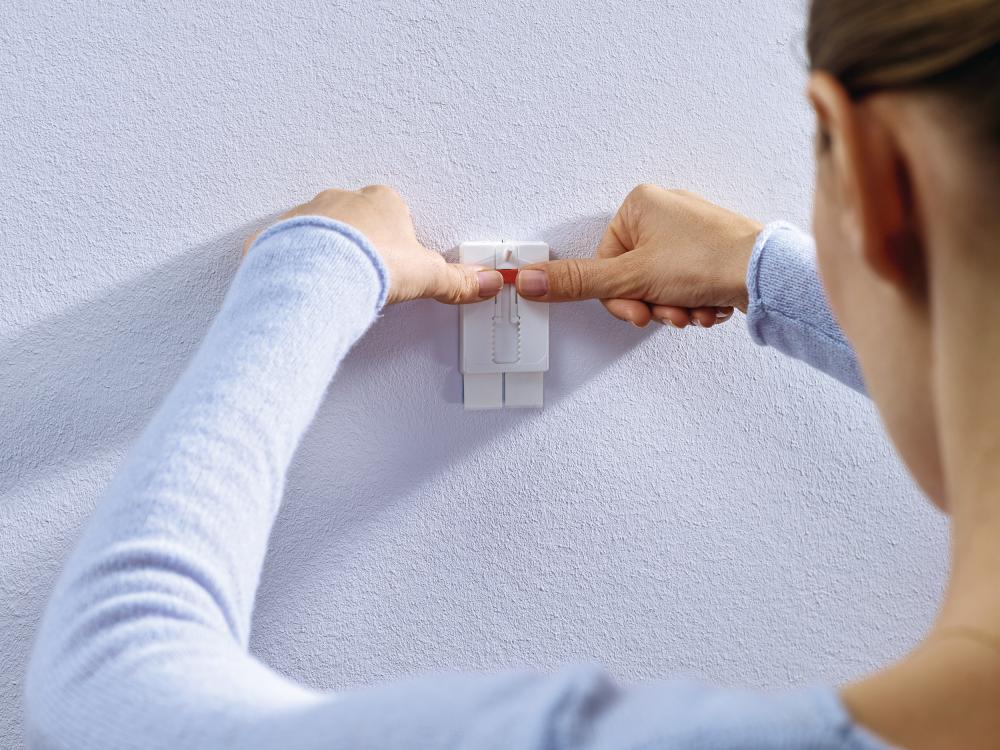 Tesa - Justerbar självhäftande spik för alla typer av väggar (max 2x2kg)