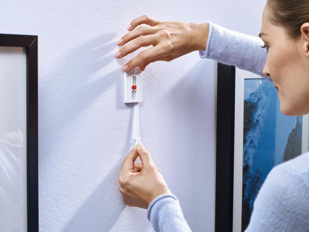 Tesa - Justerbar självhäftande spik för alla typer av väggar (max 2x2kg)