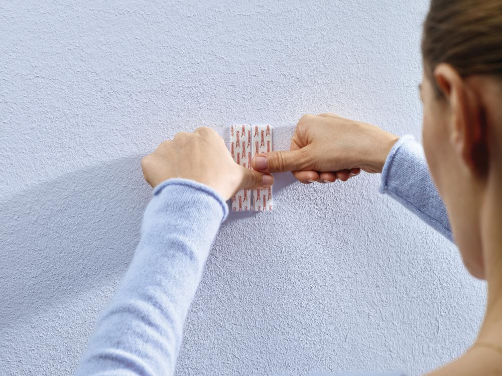 Tesa - Justerbar självhäftande spik för alla typer av väggar (max 2x2kg)