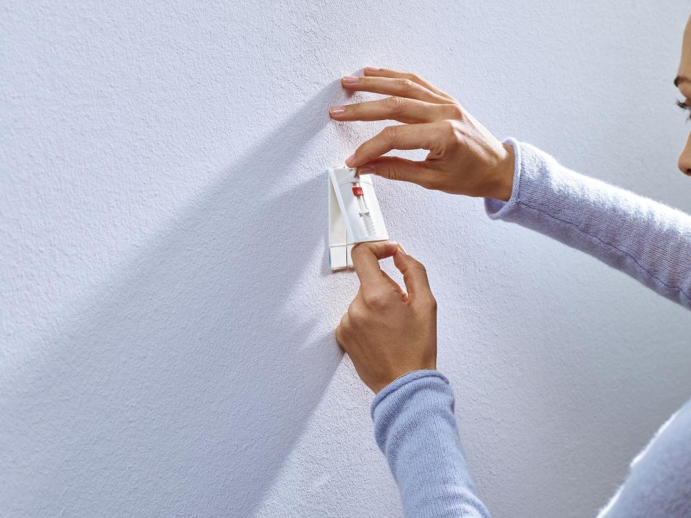 Tesa - Justerbar självhäftande spik för alla typer av väggar (max 2x2kg)