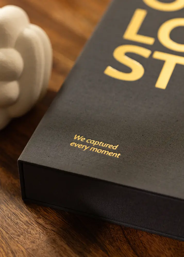 KAILA OUR LOVE STORY Black - Coffee Table Photo Album (60 Svarta Sidor)