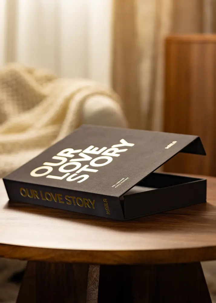 KAILA OUR LOVE STORY Black - Coffee Table Photo Album (60 Svarta Sidor)
