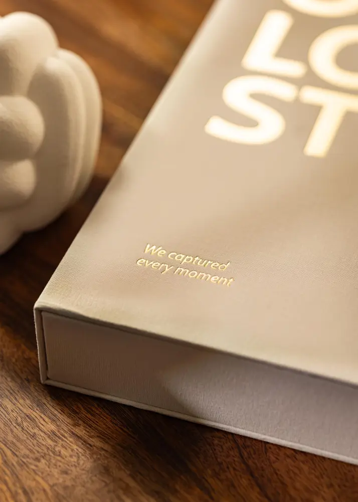 KAILA OUR LOVE STORY Creme - Coffee Table Photo Album (60 Svarta Sidor)