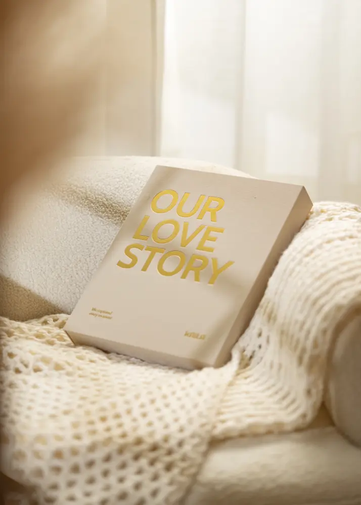 KAILA OUR LOVE STORY Creme - Coffee Table Photo Album (60 Svarta Sidor)