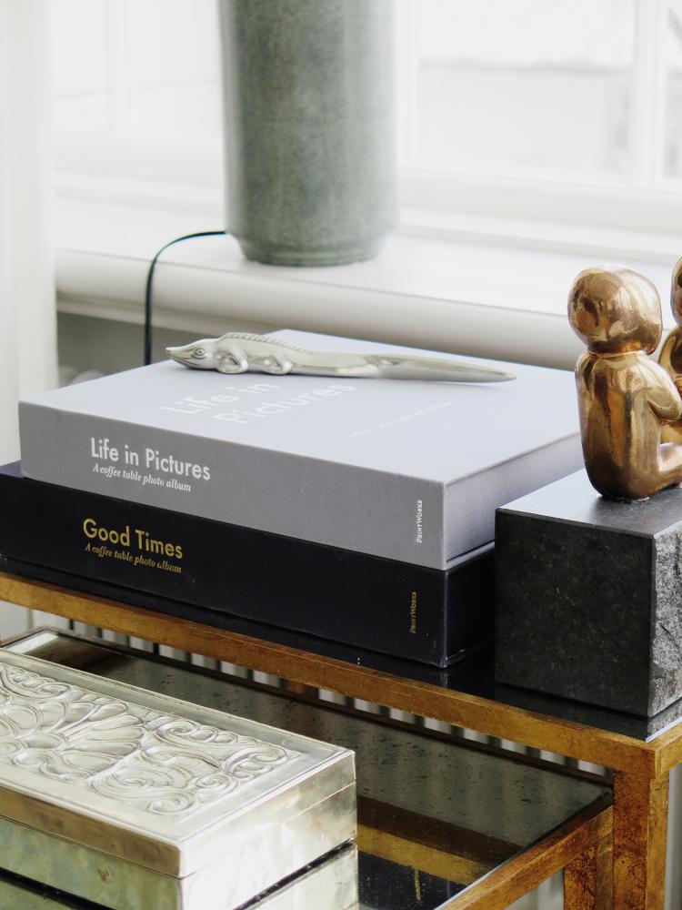 Life in Pictures Grey - A Coffee Table Photo Album (60 Svarta sidor / 30 blad)
