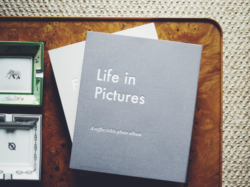 Life in Pictures Grey - A Coffee Table Photo Album (60 Svarta sidor / 30 blad)