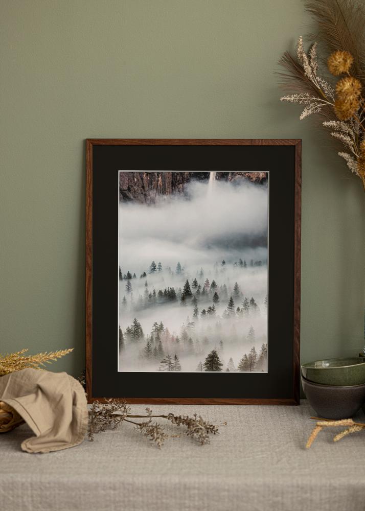 Ram Galant Valnöt 50x70 cm - Passepartout Svart 33x56 cm