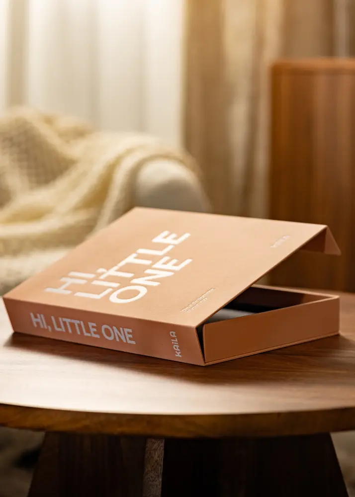 KAILA HI LITTLE ONE Pink - Coffee Table Photo Album (60 Svarta Sidor / 30 Blad)