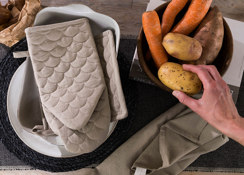 Beige grytvante och kökshandduk