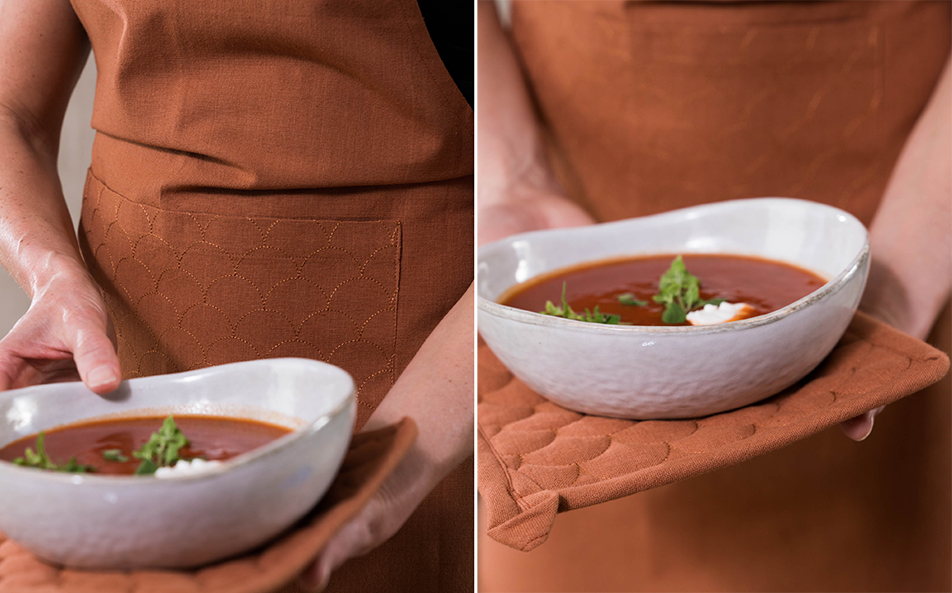 Förkläde och grytlapp i roströd nyans